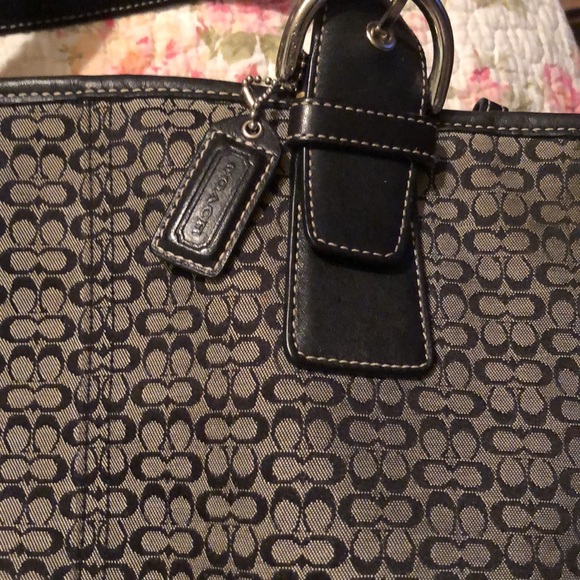 💲⚡️Coach tote L35-6383 ‼️EUC AND ROOMY AND GREAT FOR ANY OCCASIONS ‼️SALE - Picture 3 of 11